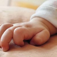 Θεσσαλονίκη: Φυλάκιση έξι μηνών με αναστολή στην 22χρονη που άφησε το βρέφος της σε αυτοκίνητο και πήγε για ψώνια