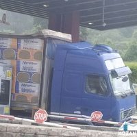 Πυκνή ομίχλη στα διόδια Πολυμύλου – Νταλίκα “σφήνωσε” στα διόδια – Δείτε βίντεο