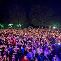 Ξεπέρασε κάθε προσδοκία η προσέλευση στο Fiesta Voio: Πάνω από 5 χιλιάδες θεατές στη συναυλία Αρβανιτάκη – Ζουγανέλη