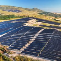 Φωτογραφίες και βίντεο από το μεγαλύτερο «λιβάδι» φωτοβολταϊκών στην Ελλάδα – Του Μιχάλη Μίλλερ