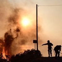 Στα Δερβενοχώρια η δύσκολη μάχη – Αναζωπυρώσεις σε Λουτράκι και Σαρωνίδα, κατευθύνεται προς Οινόη και Μαγούλα η φωτιά