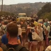 Ανεξέλεγκτη παραμένει η πυρκαγιά σε τρία μέτωπα στη Ρόδο: Μάχη με τις συνεχείς αναζωπυρώσεις- Η μεγαλύτερη επιχείρηση εκκένωσης που έγινε ποτέ σε πυρκαγιά στην Ελλάδα