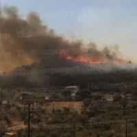 Μαγνησία: Εκτός ελέγχου η φωτιά -Καίγονται αποθήκες με βλήματα της Πολεμικής Αεροπορίας – Απανωτές εκρήξεις στην περιοχή
