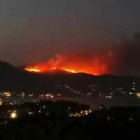 Με 4 οχήματα και 8 άνδρες Πυροσβεστικές δυνάμεις της Π.Δ.Μ στη φωτιά στην Κέρκυρα – Παραμένουν οι δυνάμεις στην Αττική