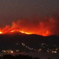 Μεγάλη φωτιά στην Κέρκυρα – Άμεση εκκένωση πέντε οικισμών – Δείτε φωτογραφίες & βίντεο