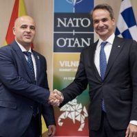 Σύνοδος ΝΑΤΟ: Συνάντηση Μητσοτάκη με τον πρωθυπουργό της Βόρειας Μακεδονίας