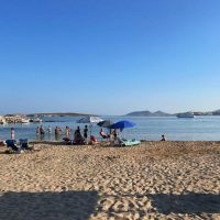 Κίνημα της πετσέτας: Μαζεύουν άρον άρον ξαπλώστρες λόγω των ελέγχων – Θέμα και στα διεθνή ΜΜΕ η αγανάκτηση για το όργιο αυθαιρεσίας