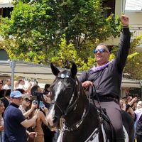 Εντυπωσιακή η παρέλαση των Καβαλάρηδων στη Σιάτιστα Κοζάνης – Ένα ξεχωριστό έθιμο του Δεκαπενταύγουστου – Δείτε φωτογραφίες & βίντεο