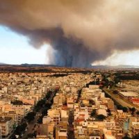 Φωτιά στην Αλεξανδρούπολη: Σπίτια και επιχειρήσεις τυλίχθηκαν στις φλόγες – Πληροφορίες και για εγκλωβισμένους