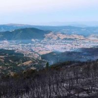 Πρωινή εικόνα της Δεσκάτης Γρεβενών – Παραμένουν οι Πυροσβεστικές δυνάμεις στο σημείο- Αισιόδοξη εικόνα για πλήρη κατάσβεση