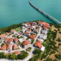 Νεράιδα: Το χωριό με τη μαγευτική θέα στην ομορφότερη γέφυρα της Ελλάδας – Δείτε φωτογραφίες & βίντεο