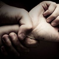 Συγκλονιστικό περιστατικό στην Πάτρα: Γυναίκα πήδηξε από το παράθυρο για να γλιτώσει από τον σύντροφό της που την χτυπούσε