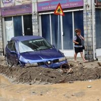 Kακοκαιρία «Elias»: Στη λάσπη συνοικίες και προάστια του Βόλου – Χωρίς νερό η πόλη