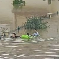 Παλαμάς Καρδίτσας: Πατέρας προσπαθεί να σώσει τα παιδιά του με φουσκωτό στρώμα