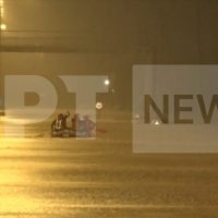 Απέραντη «λίμνη» η Λάρισα: Άνδρες της ΕΜΑΚ κινούνται με βάρκα στην παλαιά Εθνική Οδό