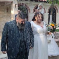 Ανέβηκε τα σκαλιά της εκκλησίας η γνωστή φωτογράφος Χριστίνα Καπλάνογλου  – Δείτε φωτογραφίες