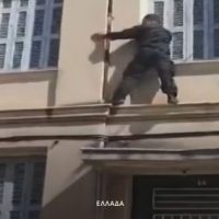 Πάτρα : Αστυνομικός της Ομάδας ΔΙ.ΑΣ σκαρφάλωσε σε μπαλκόνι για να σώσει ηλικιωμένο