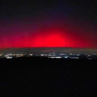 Το Βόρειο Σέλας έβαψε κόκκινο τον ουρανό στη Βόρεια Ελλάδα – Εντυπωσιακές εικόνες