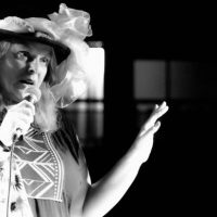 Από το ρεπορτάζ στο δρόμο, στη σκηνή του θεάτρου – Η Κοζανίτισσα stand up comedian που λατρεύει το κοινό- Δείτε το βίντεο