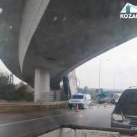 ‘Αλλο ένα τροχαίο λόγω ολισθηρότητας : Φορτηγό έκανε “βουτιά” από γέφυρα στη Θεσσαλονίκη – Δείτε περισσότερα