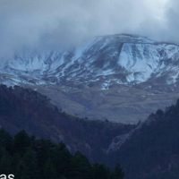 Έπεσαν τα πρώτα χιόνια στις κορυφογραμμές του Γράμμου – Δείτε φωτογραφίες