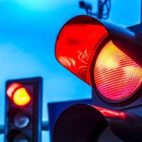 Πανικός στο Βόλο: Πέρασε με κόκκινο 12 φανάρια και τράκαρε με περιπολικό για να αποφύγει το αλκοτέστ