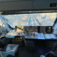 Θεσσαλονίκη: Τρένο συγκρούστηκε με δέντρο – Τραυματίστηκε ο μηχανοδηγός -Μάστιγα τα δέντρα στις γραμμές