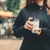 ΦΠΑ στην εστίαση: Νέο «αλαλούμ» με άλλη τιμή στο τραπέζι και άλλη για take away