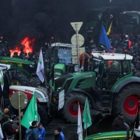 Μυρίζει μπαρούτι στις Βρυξέλλες – Μπλόκο χιλίων τρακτέρ, εξοργισμένοι αγρότες με την ευρωπαϊκή πολιτική