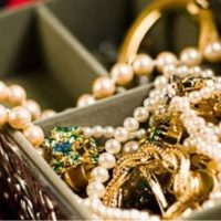 Θεσσαλονίκη: Προσποιήθηκαν τους τεχνικούς της ΔΕΗ και άρπαξαν από ηλικιωμένη κοσμήματα, λίρες και χρήματα – Πάνω από 125.000 ευρώ η λεία