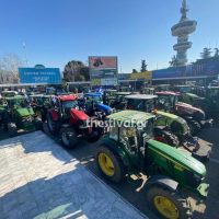 Οι αγρότες έφτασαν στη Θεσσαλονίκη: Εκατοντάδες τρακτέρ με μαύρες σημαίες ενόψει ‘Agrotica’ – Δείτε τα βίντεο