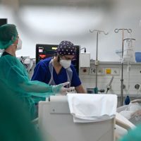 Απογευματινά χειρουργεία επί πληρωμή: Πώς θα λειτουργήσουν – Πλαφόν τα 2.000 για πολίτες