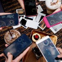 Θήκες κινητών gadgets: Φάλαινα, ανοιχτήρι ή stand;