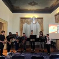 Οι 7 παίδες εν σαξοφώνων – Του Β. Π. Καραγιάννη