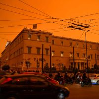 Η αφρικανική σκόνη «έβαψε» πορτοκαλί όλη τη χώρα – Αποπνικτική η ατμόσφαιρα – Εικόνες αποκάλυψης και περιορισμένης ορατότητας