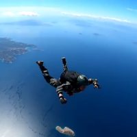 Εντυπωσιακές φωτογραφίες: Έλληνες και Αμερικανοί κομάντο πραγματοποιούν άλματα ελεύθερης πτώσης