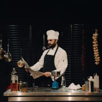 “Παπάγια Μάντολες”: Μια καυστική κωμωδία για γερά στομάχια στο Πνευματικό Κέντρο Πτολεμαΐδας