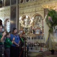 Πρώτη Ανάσταση Χίος 2024: Έκλεψε την παράσταση ο «ιπτάμενος» ιερέας