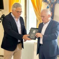Απονομή τιμητικής πλακέτας από τον Δήμαρχο Βοΐου στον Πρόεδρο της ΚΕΔΕ στο πλαίσιο των εκδηλώσεων «Μέρες Γιορτών Βοΐου- Πέλεκον 2024»