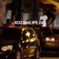 Κοζάνη: Ασύλληπτο βίντεο βίας – Νεαρός “ποδοπατάει” και σπάει τζάμι αυτοκινήτου στο κέντρο της πόλης – Δείτε το βίντεο