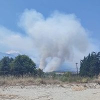 Μεγάλη φωτιά στο Λιτόχωρο Πιερίας – Στη “μάχη” εναέρια μέσα