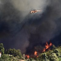 Ανεξέλεγκτη η φωτιά στον Βαρνάβα Αττικής – Μπαράζ 112, Εκκενώνονται 5 οικισμοί