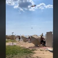 Ανεμοστρόβιλος στη Χαλκιδική: Δυνατός άνεμος σήκωσε στον αέρα ομπρέλες – Δείτε το βίντεο