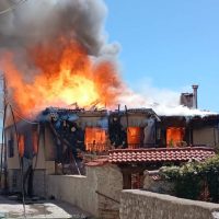 Κάηκε ολοσχερώς δίπατη μονοκατοικία στη Σιάτιστα Κοζάνης – Κινδύνεψε και η διπλανή κατοικία