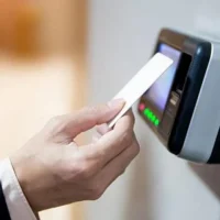 Ψηφιακή κάρτα εργασίας: Τα «κόλπα» των επιχειρήσεων για να αποφύγουν τη χρήση της