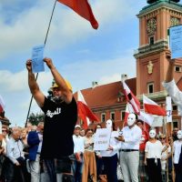 Πολωνία: Διαμαρτυρία κατά της μείωσης του μαθήματος των θρησκευτικών στα σχολεία – Του Άγγελου Ασημινάκη