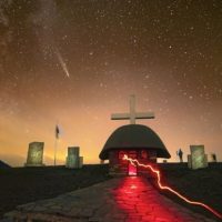 Το εντυπωσιακό πέρασμα του κομήτη c/2023 a3 χθες πάνω από το μνημείο των ηρώων του 1940 στην Αννίτσα Γρεβενών! Του Μ. Ραμπίδη