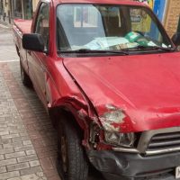 Το αγροτικό αυτοκίνητο που προκάλεσε το ατύχημα σε σταθμευμένα ταξί στην οδό Τράντα στην Κοζάνη