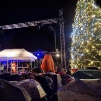 Φωταγωγήθηκε εν μέσω βροχής το χριστουγεννιάτικο δέντρο στη Σιάτιστα – Πλήθος κόσμου στην συναυλία με τη LILA – Δείτε φωτογραφίες & βίντεο