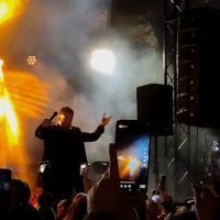 Φωταγωγήθηκε το δέντρο στην Πτολεμαΐδα – Πλήθος κόσμου στην συναυλία με τον Γιώργο Γιαννιά – Δείτε το βίντεο